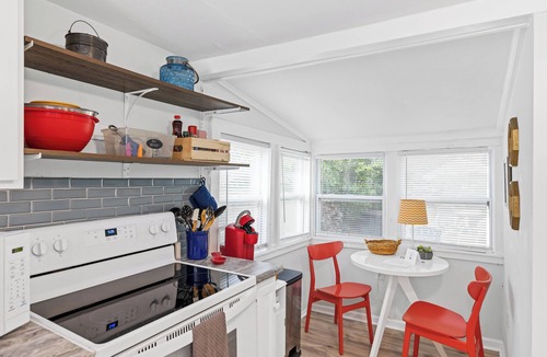 Wilmington Cottage | Cozy cottage with hot tub, private yard and close to everything in Wilmington