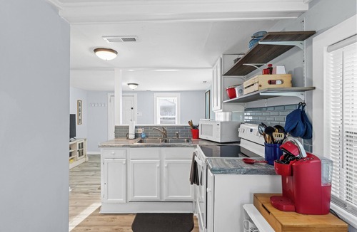 Wilmington Cottage | Cozy cottage with hot tub, private yard and close to everything in Wilmington