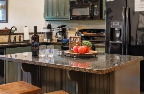 Branson Cottage | Cozy, Dog-Friendly Cabin Near Taneycomo with No Stairs & Free Daily Local Fun