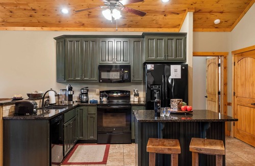 Branson Cottage | Cozy, Dog-Friendly Cabin Near Taneycomo with No Stairs & Free Daily Local Fun
