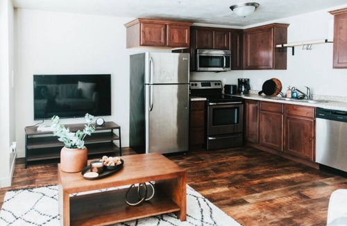Central Business District House | Cozy Downtown Provo Suite near Front Runner, LDS City Center Temple, Conf Center