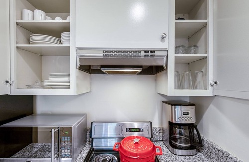 Dupont Circle Apartment | Cozy Dupont Circle 1BR w/W/D near metro & Johns Hopkins by Blueground