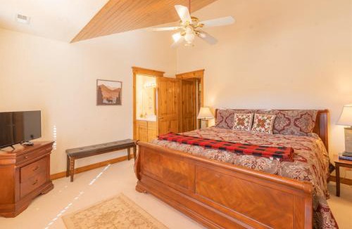 Kachina Village House | Cozy Family Cabin Deck & Fire Table Sleeps 10