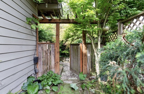 Lake Hills House | Cozy furnished 3-bedroom pet-friendly rambler in Bellevue