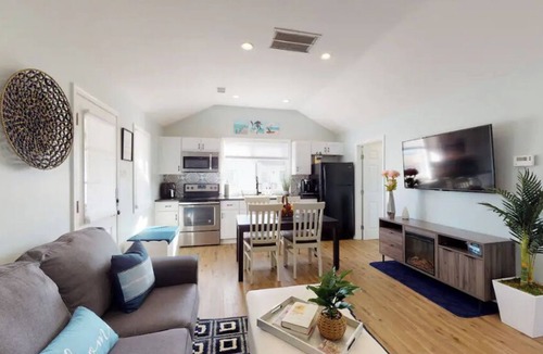 Chesapeake Beach Cottage | Cozy Getaway - Breezy Point Beach & Marina