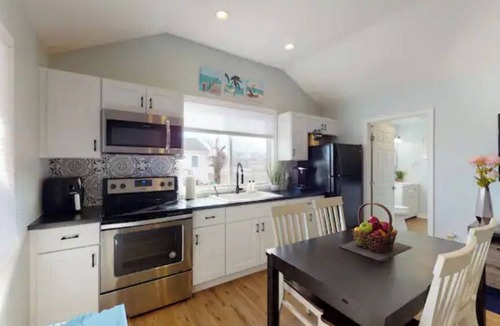 Chesapeake Beach Cottage | Cozy Getaway - Breezy Point Beach & Marina
