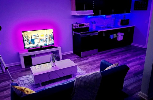 Petworth Apartment | Cozy Getaway with Modern Look & Free Private Parking.