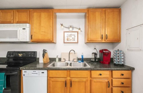 Bryant House | Cozy Getaway Yard Home - UW - Children Hospital