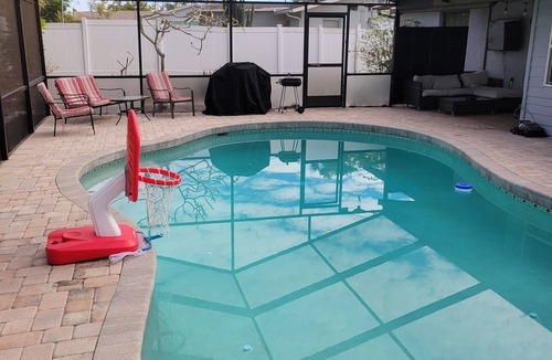 Venice Gardens House | Cozy home with heated pool - 8 min from the beach.