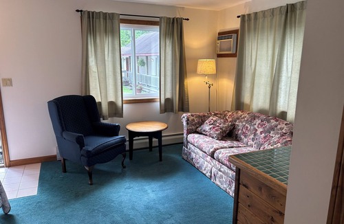 Somerset County Hotel | Cozy Hotel Room with 2 queen beds Jacuzzi Tub in The Forks on The Kennebec River