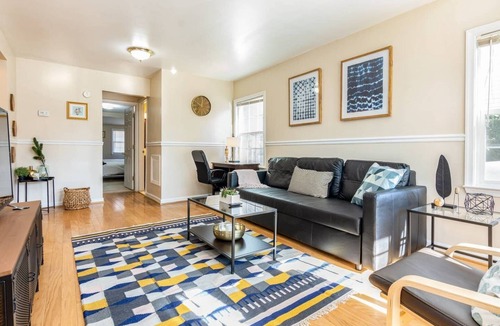 Bluemont House | Cozy House 10min to Monuments and DC by CozySuites