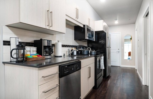 Lower Queen Anne Apartment | Cozy in Queen Anne 94 Walk Score Free Parking!