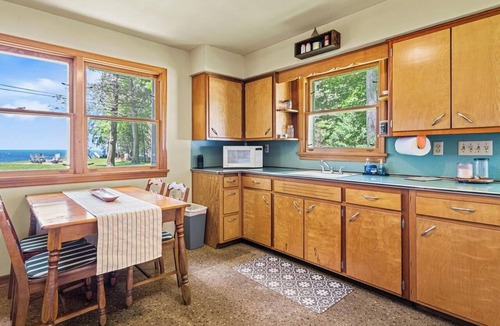Muskegon Cottage | Cozy Lake Michigan Cottage- Perfect for relaxing picturesque lake stays