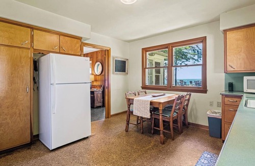 Muskegon Cottage | Cozy Lake Michigan Cottage- Perfect for relaxing picturesque lake stays