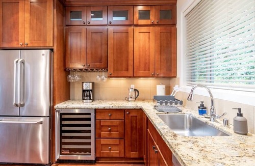 East Lake Hills Villa | COZY Lakeview Villa w/Inside & Outside Fireplace