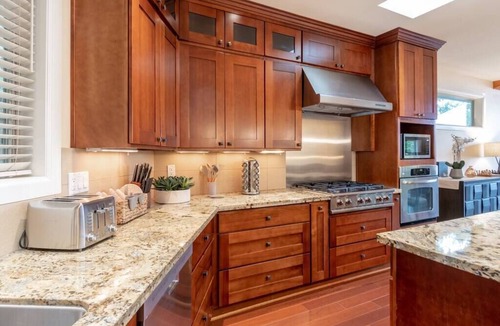East Lake Hills Villa | COZY Lakeview Villa w/Inside & Outside Fireplace