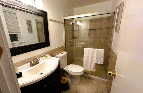 Clinton House | Cozy modern home in the DMV, an ideal spot for exploring D.C. and Alexandria!
