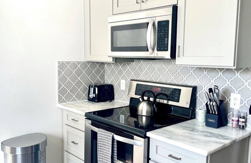 Columbus House | Cozy, Modern Luxe 3-bedroom house in Columbus with WiFi and AC