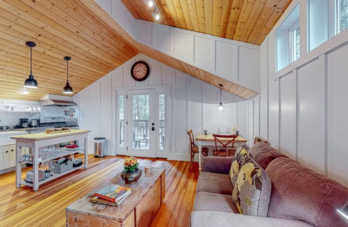 Shelter Cove Cottage | Cozy ocean view home with balcony, well-equipped kitchen, & fireplace
