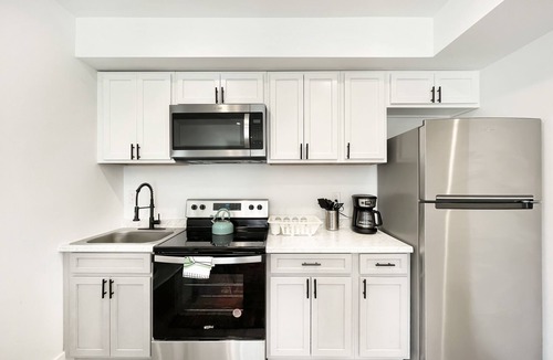 Petworth Bed & Breakfast | Cozy Petworth Stay with Balcony & Courtyard View