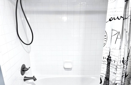Glen Burnie House | Cozy Private Suite Gated Entry, Driveway Parking & Quiet Stay