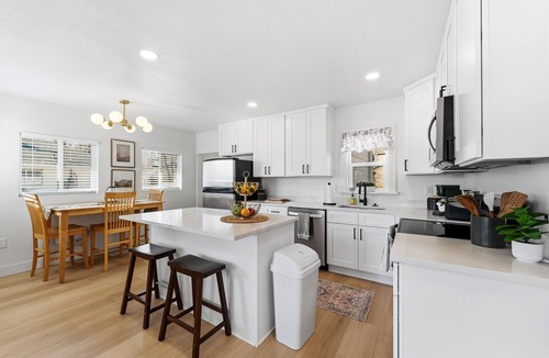 Sandy Cottage | Cozy REMODELED fam 3-bedroom cottage in delightful Sandy w/office area & laundry