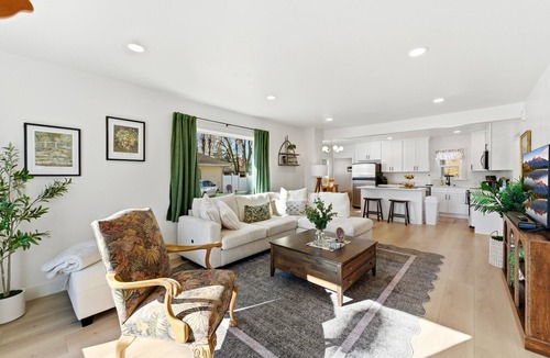 Sandy Cottage | Cozy REMODELED fam 3-bedroom cottage in delightful Sandy w/office area & laundry