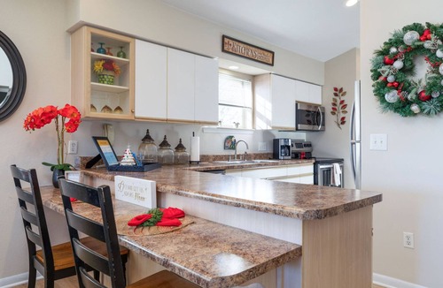 Branson Condo | Cozy Retreat with Outdoor Pools & Golf Views at Holiday Hills Resort