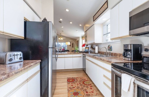 Branson Condo | Cozy Retreat with Outdoor Pools & Golf Views at Holiday Hills Resort