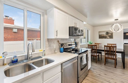 American Fork House | Cozy Ridge Retreat| Backyard | Grill | Near Canyon