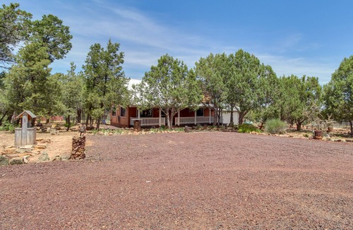 Show Low Cottage | Cozy Show Low Cottage w/Wood-Burning Stove