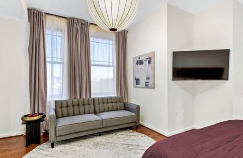 Downtown Baltimore Hotel | Cozy & Sleek King Studio in Historic Mt. Vernon