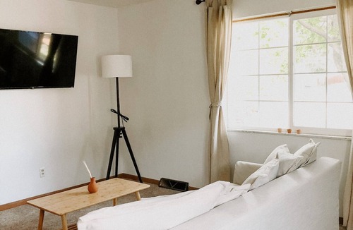 Delaware Apartment | Cozy stay within one mile of downtown Delaware’s shops, restaurants and pubs.