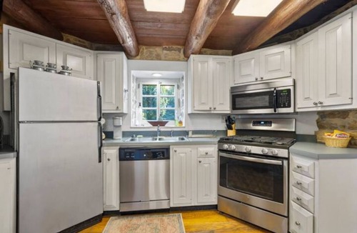 Round Hill Cottage | Cozy Stone Cottage in Round Hill, VA