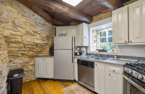 Round Hill Cottage | Cozy Stone Cottage in Round Hill, VA
