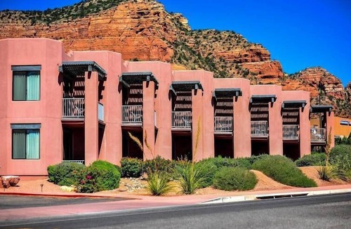 Oak Creek Apartment | Cozy Studio Near Coconino National Forest w/Free WiFi & Resort Pool