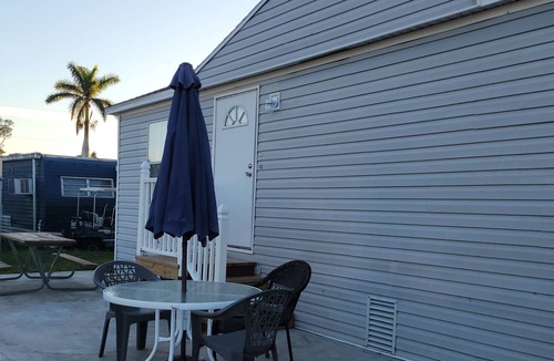 North Fort Myers Cottage | Cozy Tiny Home in North Fort Myers RV Resort