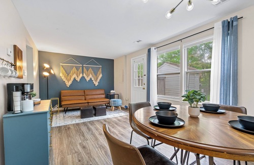 Potomac Falls House | Cozy Townhome - 7 min from Dulles Aiport/35 min to DC!