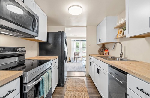Potomac Falls House | Cozy Townhome - 7 min from Dulles Aiport/35 min to DC!