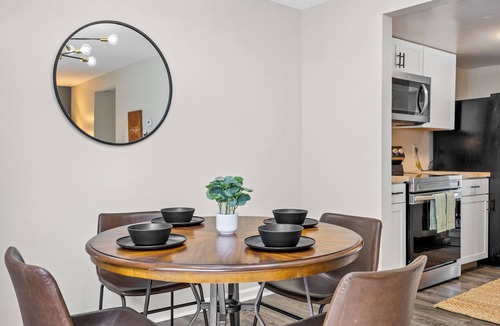 Potomac Falls House | Cozy Townhome - 7 min from Dulles Aiport/35 min to DC!