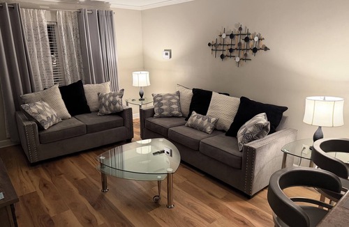 Westgate House | Cozy Townhome minutes to shopping and Base.