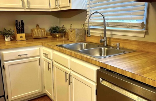 Northeast Raleigh House | Cozy Townhome Sleeps 8 in Raleigh within 20 minutes of RDU Airport and Downtown