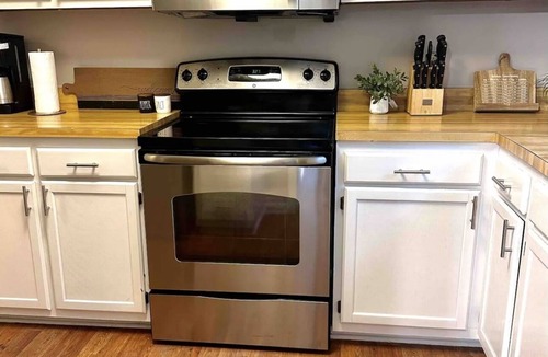 Northeast Raleigh House | Cozy Townhome Sleeps 8 in Raleigh within 20 minutes of RDU Airport and Downtown