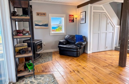Ingomar Cottage | Cozy, tranquil waterfront retreat with a stunning oceanfront view in the pines.
