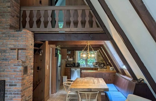Jamaica House | Cozy Vermont A-frame on a quiet private road, minutes from Stratton. Enjoy year-round adventure, then unwind in the hot tub under the stars. Spacious, stylish, and perfect for groups seeking both relaxation and outdoor fun.