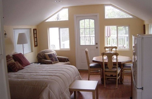 Boonville Cottage | Creekside cottage, beautiful counrty cottage (sleeps 2)