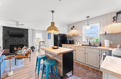 Haywood House | Creekside Cottage - Near hiking + fishing