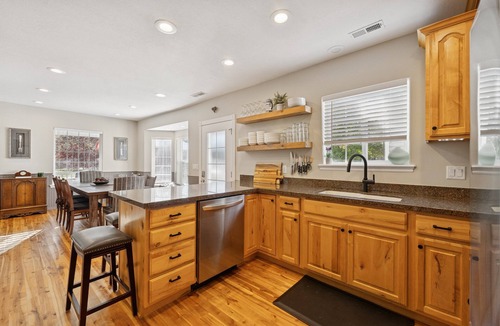 Kamas Cottage | Creekside cutie, 3br 2.5ba, near skiing, sleeps 8