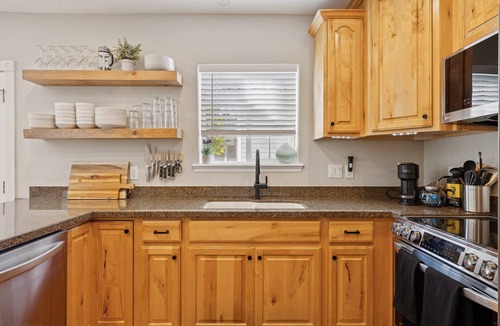 Kamas Cottage | Creekside cutie, 3br 2.5ba, near skiing, sleeps 8