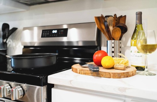Victory Heights House | Creekside Retreat Pet-Friendly & Family Ready AC/BBQ Fast WiFi 1mi Light Rail = 15 min 2 Downtown